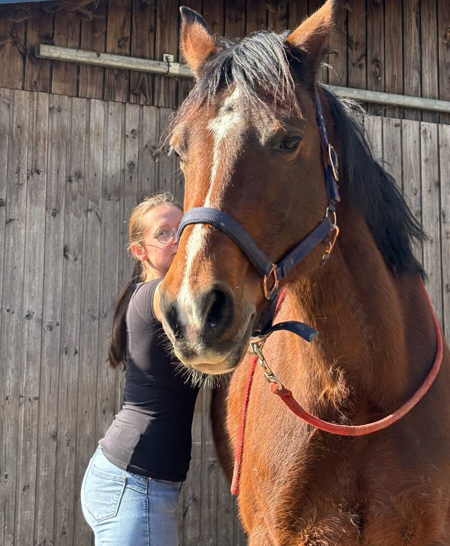 Aliénor Dehaye avec un cheval lors d'une consultation